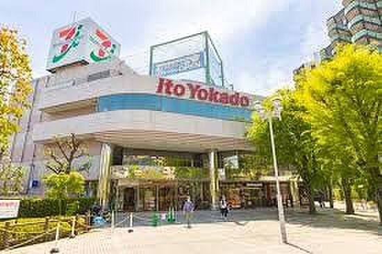 イトーヨーカドー溝ノ口店 食品や日用品など幅広い商品を取り扱う店舗。日々の食材やちょっとしたお買い物にも利用でき、生活を支えてくれる便利な買い物施設です。 1930m