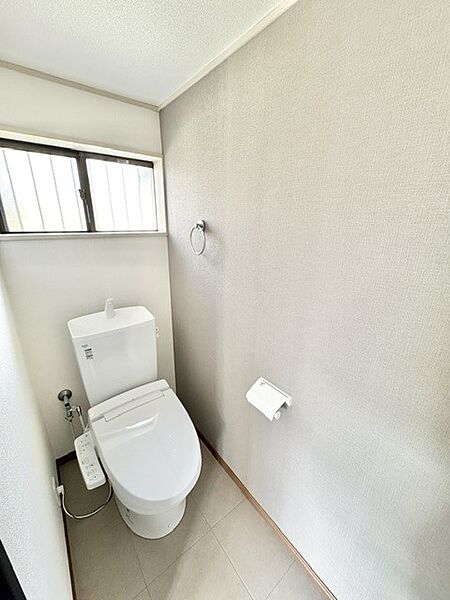 【リフォーム後：トイレ】窓のある明るい1階トイレは新品に交換♪