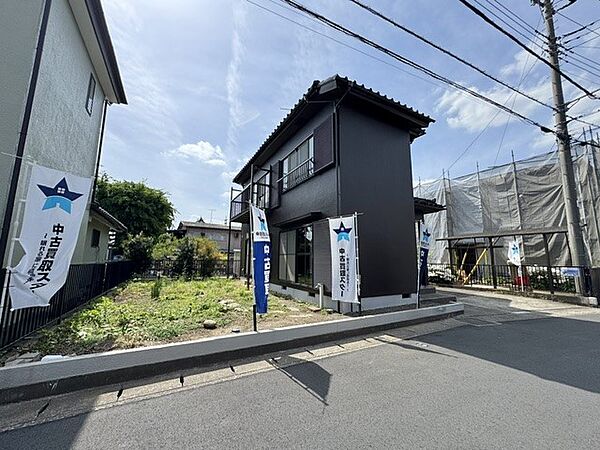 【リフォーム後：外観】両隣との距離も適度で、窮屈さを感じにくい配置が魅力♪