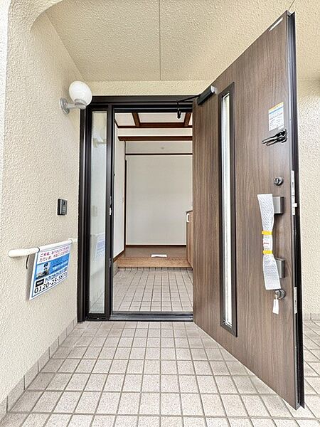【外観】玄関ドアも交換済みです！