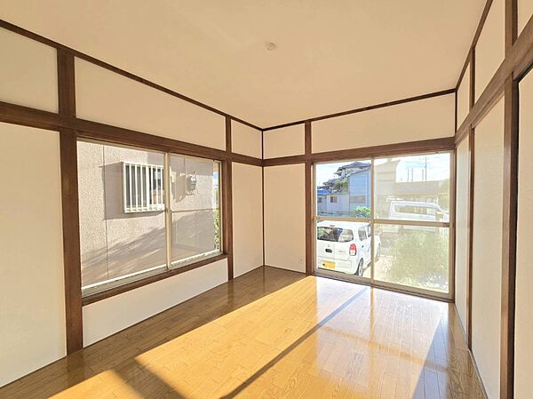 【1F洋室2方向に窓があり、自然光がたっぷり入ります！※2026年9月撮影