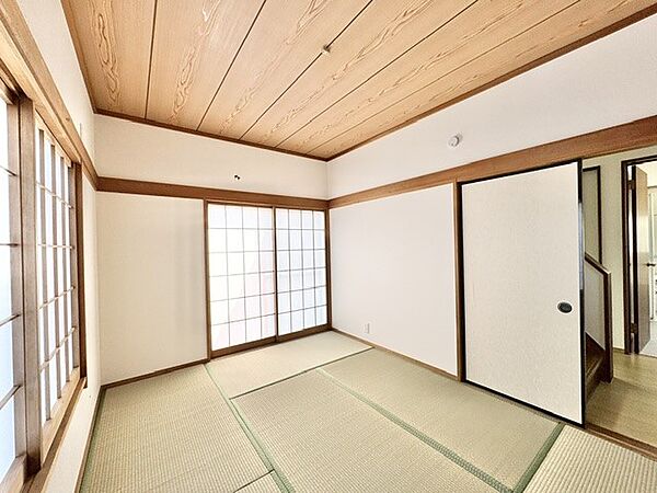 【1階和室】落ち着いた雰囲気の和室。来客用の客間としても多目的に大活躍します。