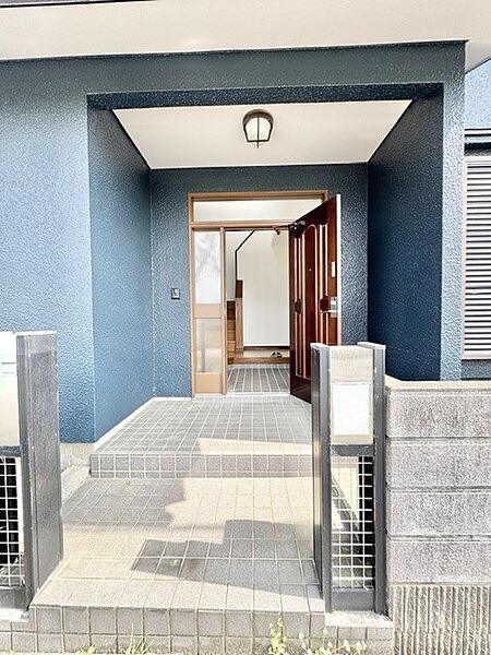 ◆外観｜雨の日も安心の屋根付き玄関。モニター付インターホンで防犯も！※リフォーム後写真