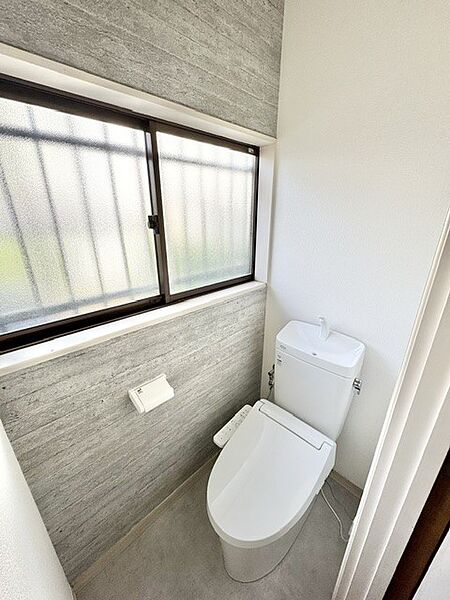 ◆トイレ｜トイレも交換しました♪窓付きで換気もらくらく♪※リフォーム後写真