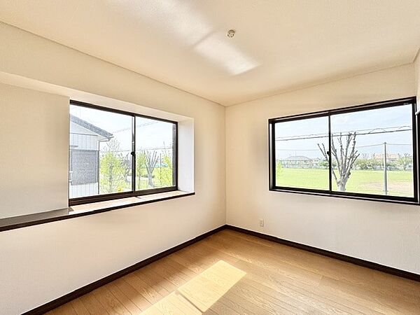 ◆洋室｜2面採光で、明るく風通しの良い快適なお部屋です♪※リフォーム後写真
