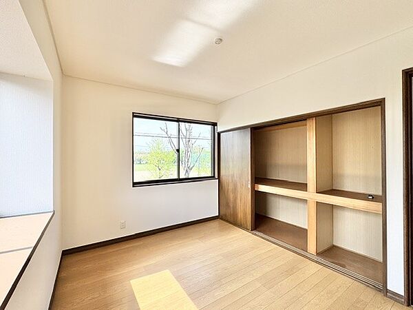 ◆洋室｜家具のレイアウトがしやすい、シンプルで使い勝手の良い洋室です※リフォーム後写真