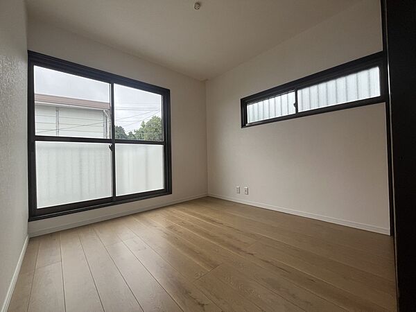 【2F洋室】大きな掃き出し窓から沢山の光が差し込みます♪（2026年4月撮影）※リフォーム後の写真です。