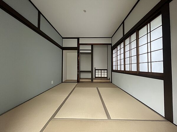 【和室】※リフォーム後の写真です。（2026年4月撮影）インテリアとも相性が良い水色のアクセントクロスを採用！