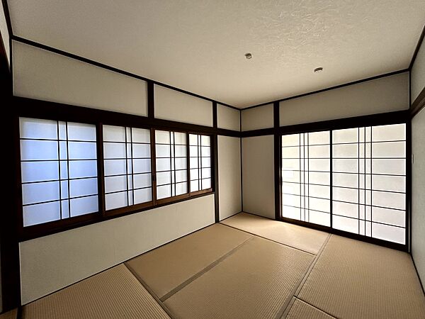【和室】※リフォーム後の写真です。（2026年4月撮影）2面採光であたたかい光が差し込む和室♪