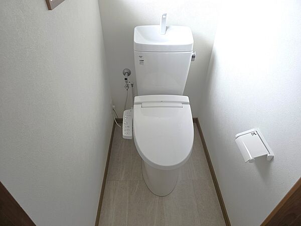 【2Fトイレ】※リフォーム後の写真です。（2026年4月撮影）2階にもトイレがついてます♪