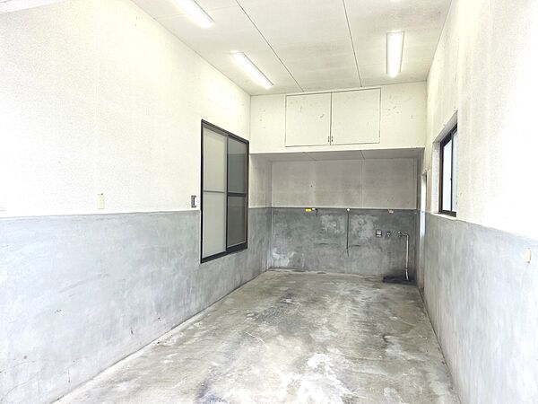 【ガレージ】※リフォーム後の写真です。（2026年4月撮影）大切なお車を灰や雨風から守るガレージ付き物件です♪