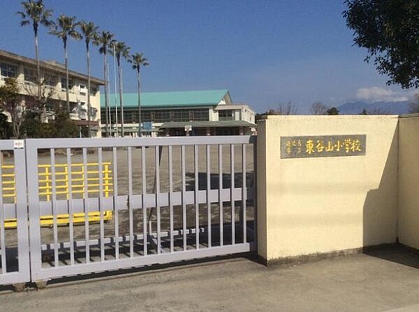 小学校 950m 東谷山小学校(東谷山小学校　徒歩12分950m)