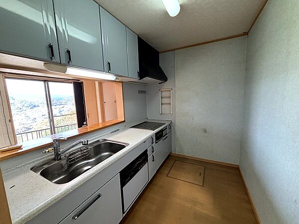 【キッチン】※現況販売となります。（2026年3月撮影）収納たっぷりのキッチン♪調理器具などスッキリと整頓できます♪