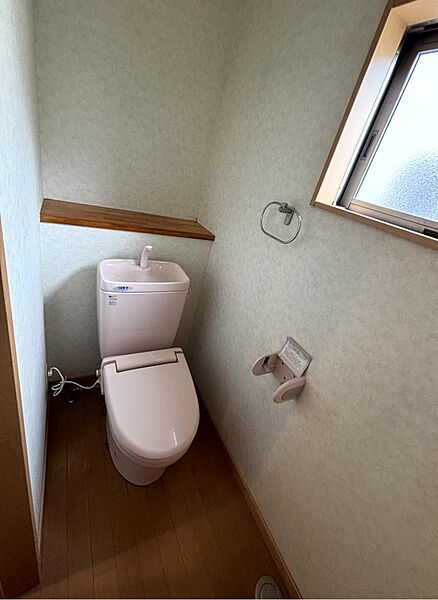 【2Fトイレ】※現況販売となります。（2026年3月撮影）2階にもトイレがあるので就寝時も安心♪