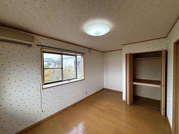 【2F洋室】※現況販売となります。（2026年3月撮影）収納付きでお部屋を広く使えます♪