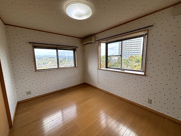【2F洋室】※現況販売となります。（2026年3月撮影）2面採光なので明るく快適に過ごせます♪
