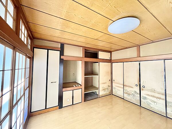 ◆1階和室｜押し入れ付きの和室は、布団や季節物、日用品の収納に便利で、お部屋をスッキリ保てます。