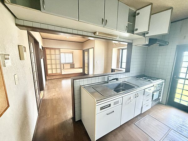 ◆キッチン｜キッチンは冷蔵庫や食器棚を置いても十分な広さが確保され、ご夫婦で料理をしながらの会話も弾みます。