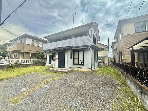 ◆駐車場｜敷地内に複数台駐車出来るスペースを確保しており、お車をお持ちの方にも安心です。