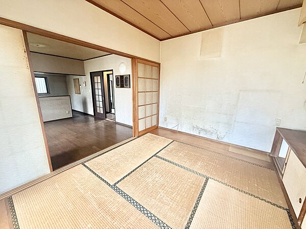 ◆1階和室｜リビングの横に6畳の和室が隣接しております。