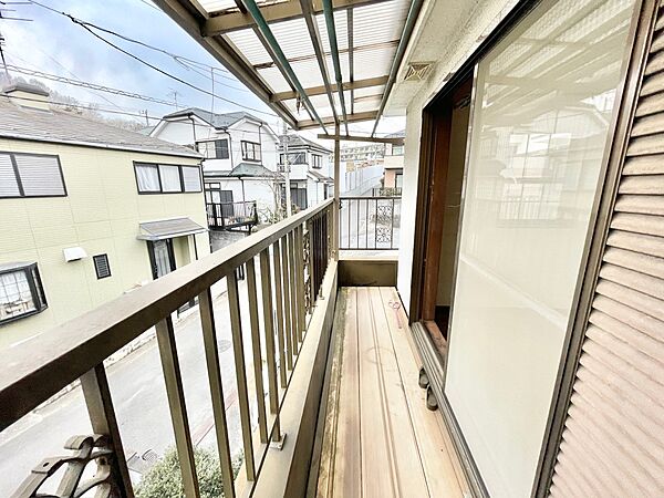 ◆バルコニー（リフォーム中）｜バルコニーは、一度にたくさんの洗濯物が干せます。夜は望遠鏡を置いて天体観測なども楽しめそうなスペースですね。