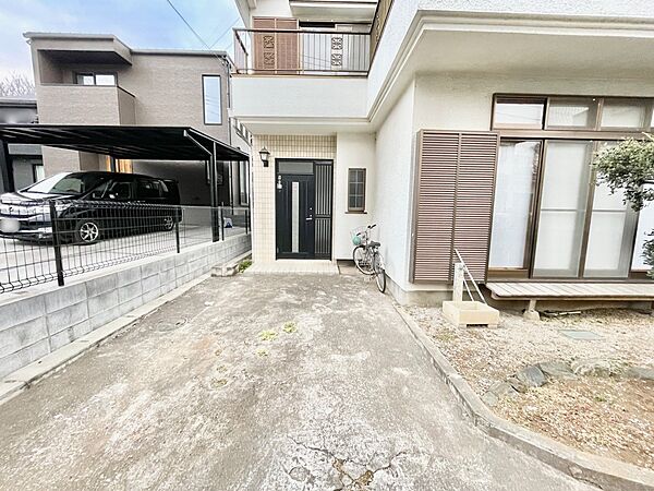 ◆駐車場（リフォーム中）｜敷地内に駐車スペースを確保しており、お車をお持ちの方にも安心です。
