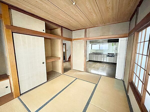 ◆1階和室（リフォーム中）｜6帖の和室です。ダイニングを通らなくても出入りができるので、客間にぴったり。押入れも付いていて収納にも困りません。
