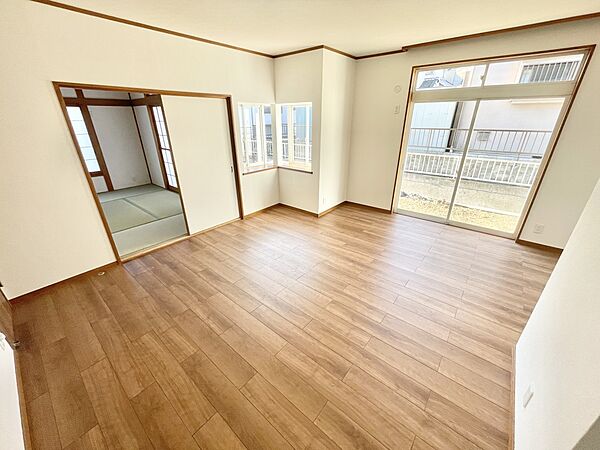 ◆リビング（リフォーム後）｜適度な広さや日当たりのいいリビングには家族が自然と集まってきます。リビング内に階段があると、お子さまが自分の部屋に行くときに自然と家族が顔を合わせ会話がしやすい環…