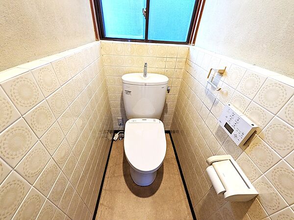 【トイレ】窓がついているので換気もらくらく♪※リフォーム前写真（2026年8月撮影）