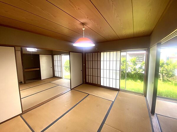 【1F中央6帖和室】日当たりが良いのでお洗濯ものを干したり日向ぼっこをするのにピッタリ♪（2026年4月撮影）※リフォーム前写真