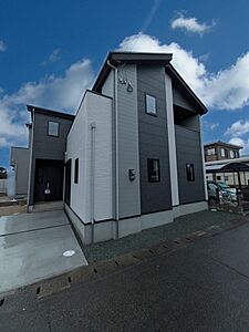 外観：【2号棟外観】広々とした並列2台カースペース。洗練されたモダンな佇まいです♪※2026年2月撮影