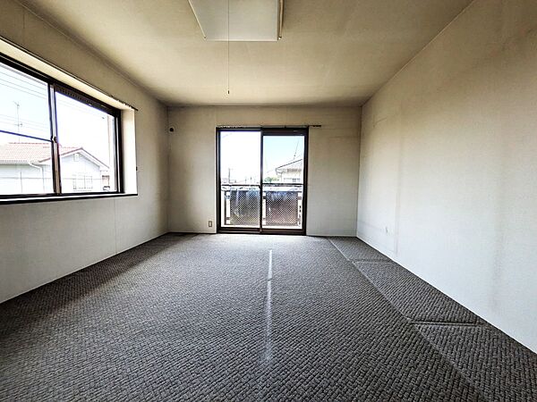 【2F洋室】広々とした洋室は寝室にぴったり（2026年8月撮影）