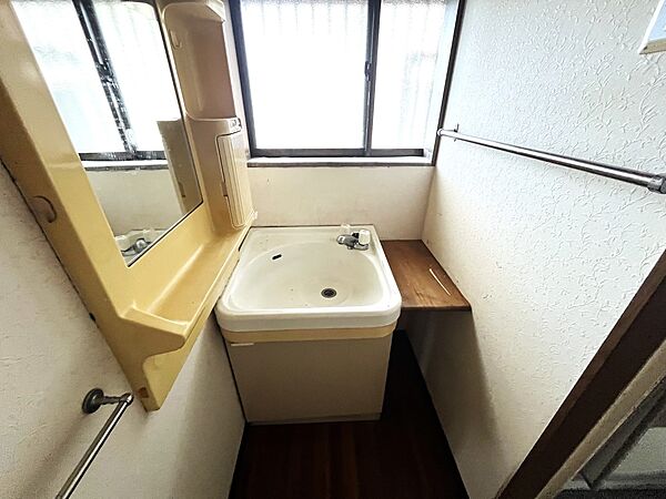 【1F洗面台】窓付きの明るい独立洗面台です♪（2026年7月撮影）