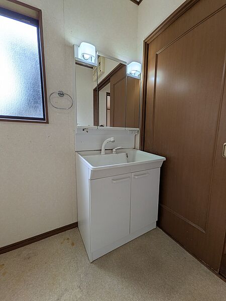 【洗面台】窓付き洗面所で湿気がこもらず、毎日清潔な空間を保ちます♪(2026年9月撮影)
