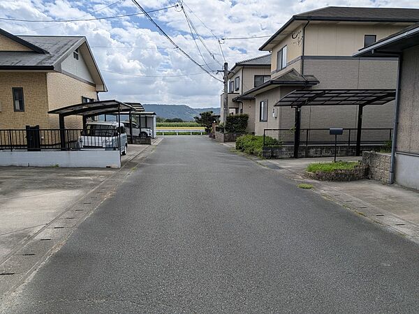 【前面道路】6mの広々とした前面道路で、駐車が苦手な方でも楽に停められます。(2026年9月撮影)
