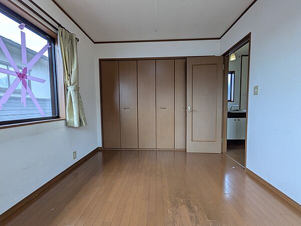 【2階洋室】クローゼット付きでスッキリ片付く6帖洋室(2026年9月撮影)