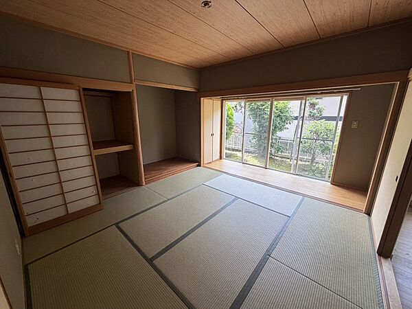 【和室】日当たりの良い和室はゆったりとくつろげる空間です(2026年7月撮影)