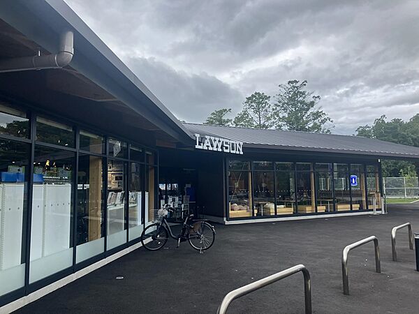 コンビニ 250m ハッピーローソンタウン池田伏尾台店(徒歩3分圏内で24時間営業！いつでも買いに行けちゃいます♪)