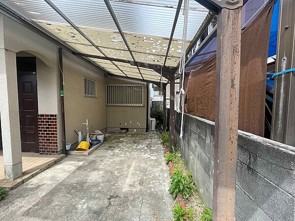 【駐車スペース】雨や雹から愛車を守れます♪（2026年4月撮影）