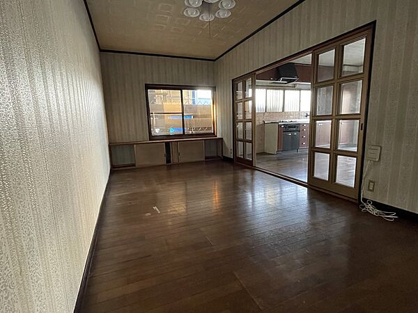 キッチンが写るようにリビングを撮影しました。