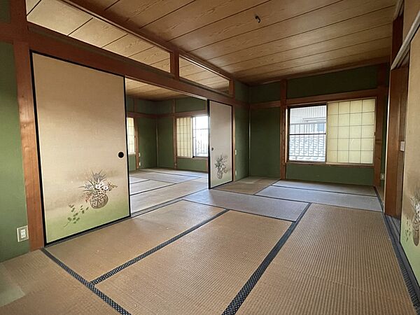 2階和室10帖から撮影。奥の12帖の和室とつながっています！