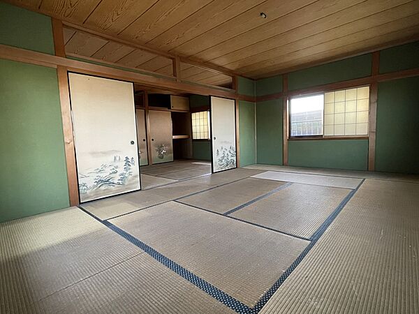 2階和室12帖川から撮影。奥が10帖和室。ひ、広い！