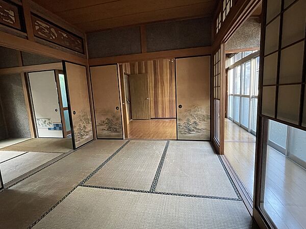 1階和室4.5帖+4.5帖。階段ホール方向に撮影しています。欄間が特徴！