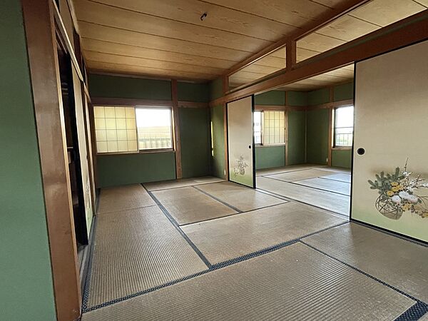 2階和室10帖扉付近から12帖和室が見えるように撮影。風通しがいいですよ！