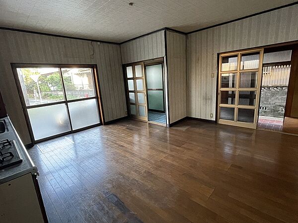 ダイニングキッチン、奥は脱衣室と浴室です。