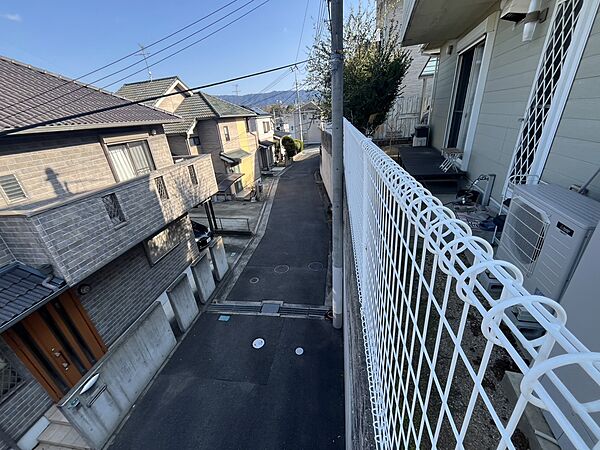 東側道路とは高低差があり、通風良好！