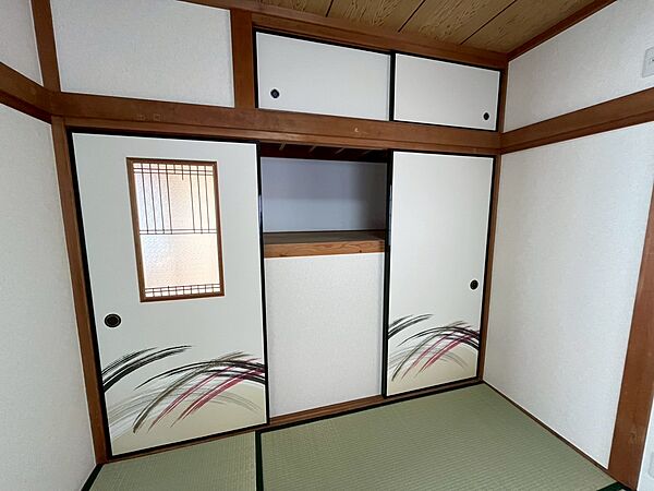 押し入れもございます。