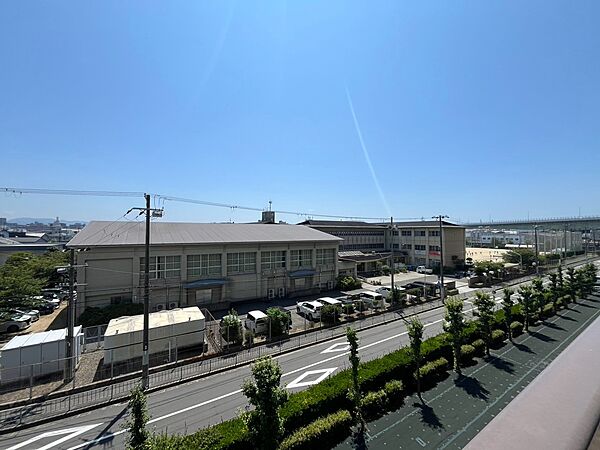 目の前には中学校！お子様の通学も安心ですね。