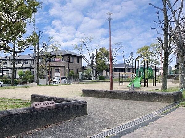津々山台5号公園 220m
