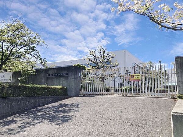 富田林市立葛城中学校 70m